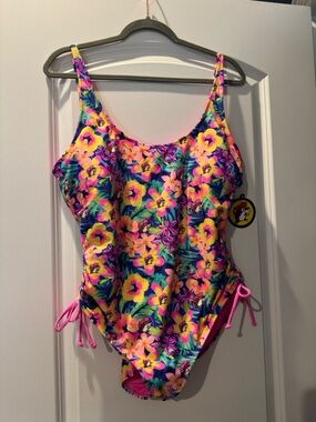 NWT! Buc-ee's Women's Tropical Floral One Piece Swimsuit